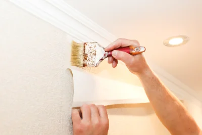 Pose de papier peint à Blond — revêtements muraux et toiles de verre